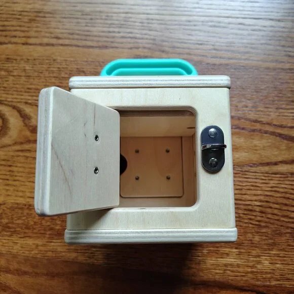 Lovevery bus and lockbox from the Realist playkit (19-21m) - Picture 9 of 16